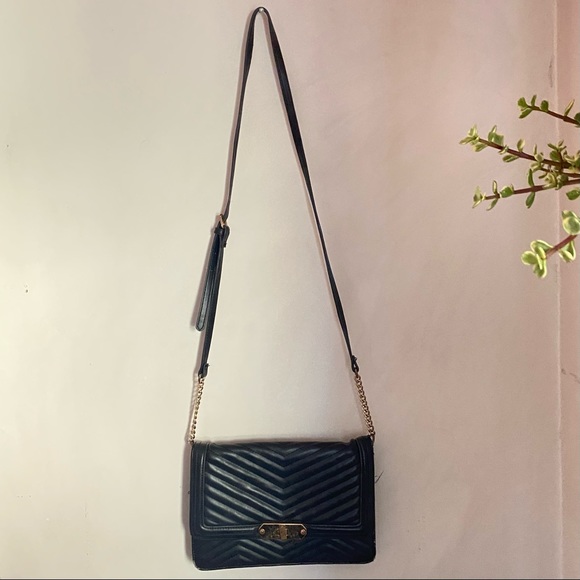 ⚜️Black crossbody with gold hardware⚜️ - Picture 2 of 4